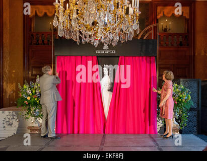 Niederländische Prinzessin Margriet und Erzherzog Michael von Habsburg-Lothringen, Enkel der Kaiserin Elisabeth (Sisi), bei der Eröffnung der Ausstellung "Sisi Fairytale und die Realität" auf Schloss Het Loo in Apeldoorn, 9. April 2015. Foto: HJ van Beek/POOL / - NO-Draht-Dienst- Stockfoto