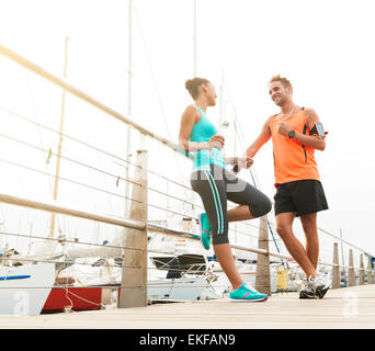 zwei glückliche Läufer unterhalten nach Frühsport Stockfoto