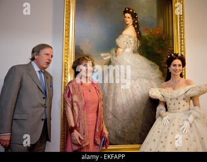 Dutch Princess Margriet (C), Erzherzog Michael von Habsburg-Lothringen, Enkel der Kaiserin Elisabeth (Sisi) und niederländischen Musical star Pia Douwes bei der Eröffnung der Ausstellung "Sisi Fairytale und die Realität" auf Schloss Het Loo in Apeldoorn, 9. April 2015. Foto: Albert Nieboer/RPE / - kein Draht-Dienst - Stockfoto