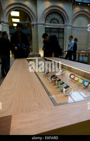 London, UK. 10. April 2015. Apple Watch bei Covent Garden Apple Store, London Apple Uhren im Fall vorgestellt. Bildnachweis: Dave Stevenson/Alamy Live-Nachrichten Stockfoto