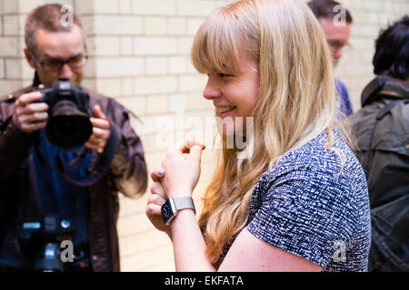 London, UK. 10. April 2015. Apple Watch vorgestellt auf der Apple Store Covent Garden, London Frau umringt von Fotografen versuchen auf Apple Watch. Bildnachweis: Dave Stevenson/Alamy Live-Nachrichten Stockfoto