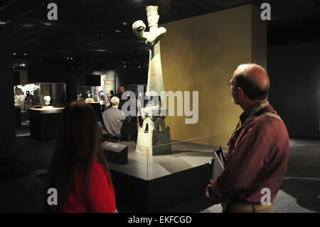 Houston, USA. 9. April 2015. Besucher betrachten Artefakte ausgestellt im Houston Museum of Natural Sciences in Houston, USA, am 9. April 2015. Mehr als 100 wertvolle Artefakte aus Chinas Sanxingdui Entdeckungen, als eine der größten archäologischen findet immer ausgegraben werden, wurden in ein Museum in der US-Stadt Houston Donnerstag gebracht und werden auf dem Display für den Sommer, um die chinesische Kultur lieben einheimischen gefeiert. © Zhang Yongxing/Xinhua/Alamy Live-Nachrichten Stockfoto