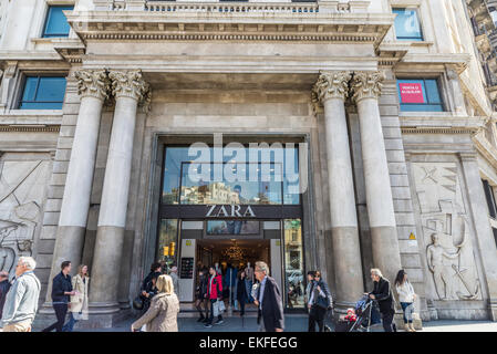 Die Menschen wandern vor Der Zara Store entfernt am Passeig de Gracia. Stockfoto