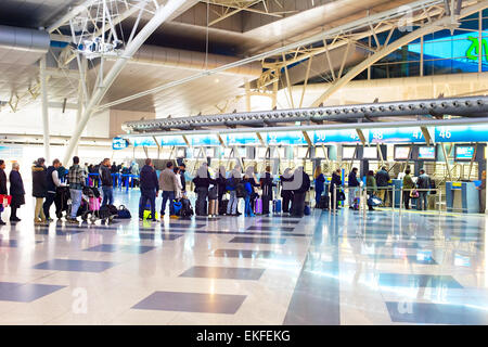 Menschen warten in der Schlange am Check in-Schalter im Flughafen Francisco Sa Carneiro. Der Flughafen war Stockfoto