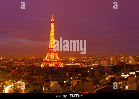 Eiffel Turm Licht Leistung zeigen in der Nacht. Stockfoto