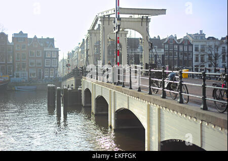 Skinny Bridge - Zugbrücke über den Fluss Amstel in Amsterdam, Niederlande. Stockfoto