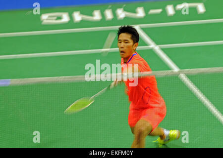 (150410)--Singapur, 10. April 2015 (Xinhua)--Tian Houwei China Renditen Shuttle während seines Herren Einzel Viertelfinal-match gegen Hu Yun aus Hong Kong, China bei den 2015 OUE Singapur Open in Singapur, 10. April 2015. Tian Houwei verlor 1: 2. (Xinhua/Then Chih Wey) Stockfoto