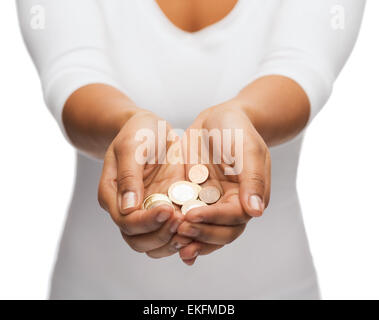 Womans schalenförmige Hände mit Euro-Münzen Stockfoto