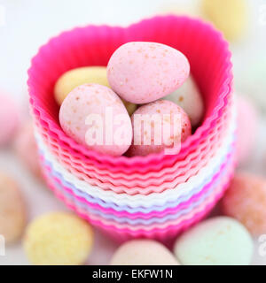 ein Bild für Ostern Süßigkeiten Eiern und Herzen, bunt und frisch Jane Ann Butler Fotografie JABPSW023 Stockfoto