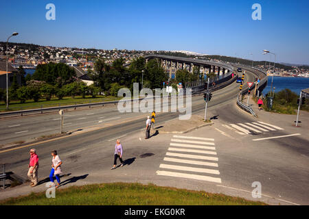 Straße-Kreuzung und Fußgänger, Tromsø Brücke, Norwegen, Skandinavien, Europa Stockfoto