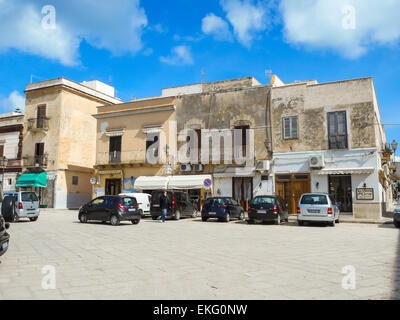 Favignana, Sizilien, Italien - 10. März 2015: Menschen und Autos auf der Piazza Europa im Favignana Stockfoto