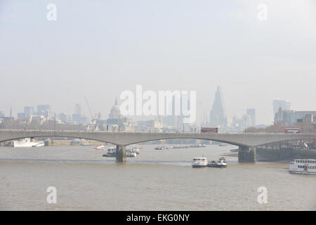 Die Themse, London, UK. 10. April 2015. Warm, kombinieren noch Bedingungen, um Warnungen zu haben, dass Teile des Vereinigten Königreichs Luftverschmutzung heute auf höchste Niveau erreichen könnte. Bildnachweis: Matthew Chattle/Alamy Live-Nachrichten Stockfoto