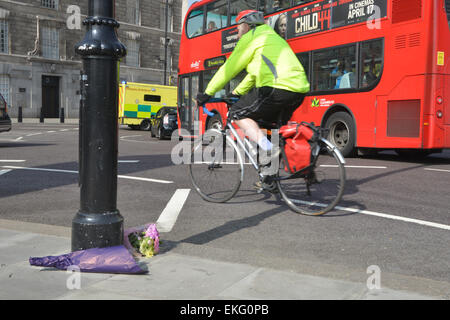 Lambeth Bridge, London, UK. 10. April. Blumen in der Szene, wo ein Radfahrer von einem Lastwagen an der Kreuzung der Lambeth Bridge und Millbank getötet wurde. Bildnachweis: Matthew Chattle/Alamy Live-Nachrichten Stockfoto