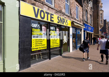 Edinburgh, Schottland. 9. April 2015. SNP Pop-Up-Shop im schottischen Edinburgh Portobello High Street. Tommy Sheppard ist der SNP-Kandidat in den gefährdeten Arbeits-Sitz des Edinburgh Ost. Der einzige Teil der schottischen Hauptstadt, um ein hoch aufnehmen Ja Stimmen in der jüngsten schottischen Unabhängigkeitsreferendum. Bildnachweis: Graham Hughes/Alamy Live-Nachrichten Stockfoto