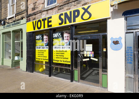 Edinburgh, Schottland, Großbritannien. 9. April 2015. SNP Pop Up Shop in Portobello High Street, Edinburgh, Schottland. Tommy Sheppard ist die SNP Kandidat von Edinburgh Osten. Der einzige Teil der schottischen Hauptstadt eine hohe Zustimmung in der jüngsten Schottische Unabhängigkeit Volksabstimmung aufzeichnen. Credit: Graham Hughes/Alamy leben Nachrichten Stockfoto