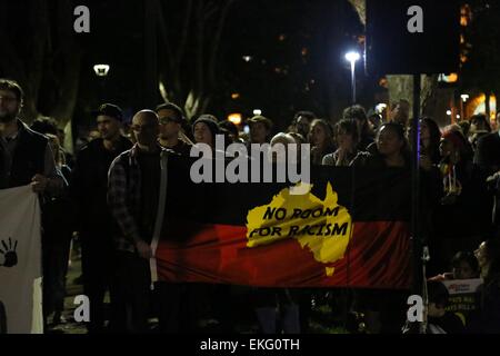 Sydney, Australien. 10. April 2015. Hunderte von Menschen protestierten gegen die erzwungene Schließung des remote Aborigine-Gemeinden. Lautsprecher adressiert die Rallye Belmore Park, nahe dem Hauptbahnhof, bevor Demonstranten entlang der Pitt Street, Lee Street und Regent Street, The Block in Redfern marschierten. Polizei hielt ein Auge auf dem Vormarsch, die ganz friedlich mit einigen Zwischenstationen auf dem Weg zum Tanzen und Lautsprecher weitergegeben. Bildnachweis: Richard Milnes/Alamy Live-Nachrichten Stockfoto