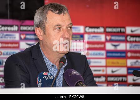 9. April 2015: Mircea Rednic Petrolul Ploiesti Trainer auf der Pressekonferenz nach der Liga, ich zwischen FC Steaua Bukarest ROU und FC Petrolul Ploiesti ROU bei nationalen Arena, Rumänien ROU Spiel. Catalin Soare/www.sportaction.ro Stockfoto