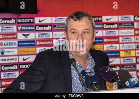 9. April 2015: Mircea Rednic Petrolul Ploiesti Trainer auf der Pressekonferenz nach der Liga, ich zwischen FC Steaua Bukarest ROU und FC Petrolul Ploiesti ROU bei nationalen Arena, Rumänien ROU Spiel. Catalin Soare/www.sportaction.ro Stockfoto