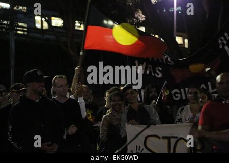 Sydney, Australien. 10. April 2015. Hunderte von Menschen protestierten gegen die erzwungene Schließung des remote Aborigine-Gemeinden. Lautsprecher adressiert die Rallye Belmore Park, nahe dem Hauptbahnhof, bevor Demonstranten entlang der Pitt Street, Lee Street und Regent Street, The Block in Redfern marschierten. Polizei hielt ein Auge auf dem Vormarsch, die ganz friedlich mit einigen Zwischenstationen auf dem Weg zum Tanzen und Lautsprecher weitergegeben. Bildnachweis: Richard Milnes/Alamy Live-Nachrichten Stockfoto