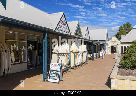 Surfbretter zum Verkauf vor einem Geschäft in Dunsborough, Western Australia Stockfoto