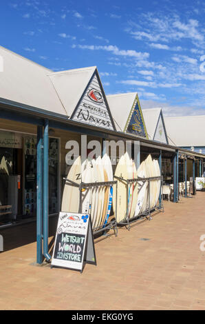 Surfbretter zum Verkauf vor einem Geschäft in Dunsborough, Western Australia Stockfoto