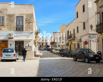 Favignana, Sizilien, Italien - 10. März 2015: Menschen und Autos auf der Piazza Europa im Favignana Stockfoto