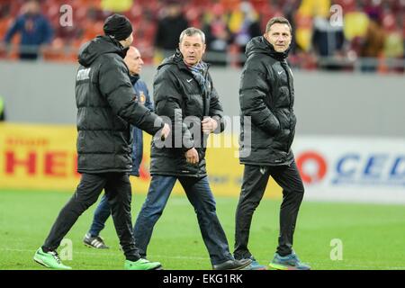 9. April 2015: Cristian Vlad R, Mircea Rednic der Trainer der Petrolul Ploiesti L und Valentin Sinescu am Ende der Liga, ich zwischen FC Steaua Bukarest ROU und FC Petrolul Ploiesti ROU bei nationalen Arena, Rumänien ROU Spiel. Catalin Soare/www.sportaction.ro Stockfoto