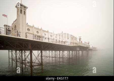 Brighton, Sussex, UK. 9. April 2015. Brighton Pier getrübt im Meer Nebel nach kurzer warmen Wetter über die Osterfeiertage. Osten Sussux, UK. Bildnachweis: Rob Wilkinson/Alamy Live-Nachrichten Stockfoto