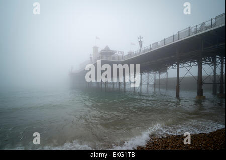 Brighton, Sussex, UK. 9. April 2015. Brighton Pier getrübt im Meer Nebel nach kurzer warmen Wetter über die Osterfeiertage. Osten Sussux, UK. Bildnachweis: Rob Wilkinson/Alamy Live-Nachrichten Stockfoto