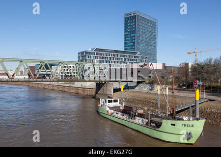 Alte Schiff Verankerung an der Weser in der Stadt Bremen, Deutschland Stockfoto