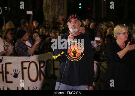 Sydney, Australien. 10. April 2015. Hunderte von Menschen protestierten gegen die erzwungene Schließung des remote Aborigine-Gemeinden. Lautsprecher adressiert die Rallye Belmore Park, nahe dem Hauptbahnhof, bevor Demonstranten entlang der Pitt Street, Lee Street und Regent Street, The Block in Redfern marschierten. Polizei hielt ein Auge auf dem Vormarsch, die ganz friedlich mit einigen Zwischenstationen auf dem Weg zum Tanzen und Lautsprecher weitergegeben. Bildnachweis: Richard Milnes/Alamy Live-Nachrichten Stockfoto