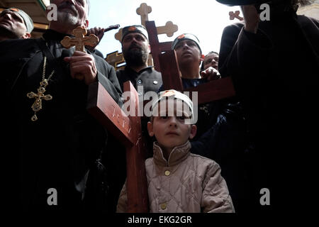 Serbische orthodoxe Christen tragen hölzerne Kreuze entlang der Via Dolorosa (Weg des Leidens) während der Karfreitagsprozession in der alten Stadt Jerusale Stockfoto