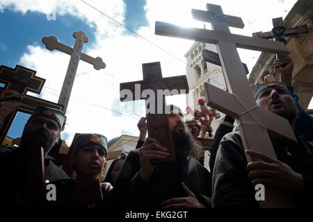 Serbische orthodoxe Christen tragen hölzerne Kreuze entlang der Via Dolorosa (Weg des Leidens) während der Karfreitagsprozession in der alten Stadt Jerusale Stockfoto