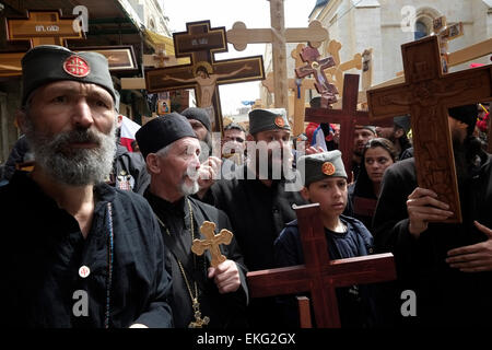 Serbische orthodoxe Christen tragen hölzerne Kreuze entlang der Via Dolorosa (Weg des Leidens) während der Karfreitagsprozession in der alten Stadt Jerusale Stockfoto