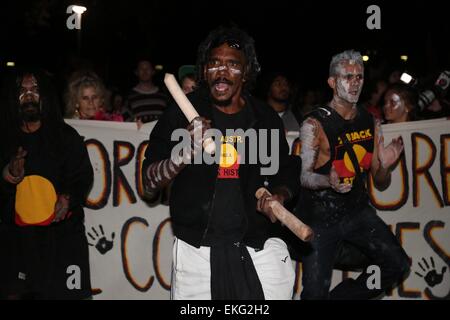 Sydney, Australien. 10. April 2015. Hunderte von Menschen protestierten gegen die erzwungene Schließung des remote Aborigine-Gemeinden. Lautsprecher adressiert die Rallye Belmore Park, nahe dem Hauptbahnhof, bevor Demonstranten entlang der Pitt Street, Lee Street und Regent Street, The Block in Redfern marschierten. Polizei hielt ein Auge auf dem Vormarsch, die ganz friedlich mit einigen Zwischenstationen auf dem Weg zum Tanzen und Lautsprecher weitergegeben. Bildnachweis: Richard Milnes/Alamy Live-Nachrichten Stockfoto