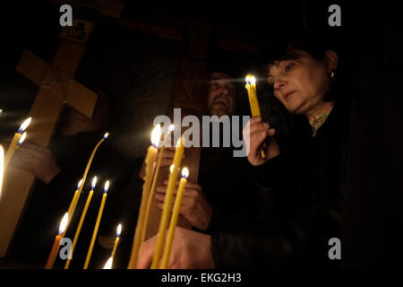 Jerusalem, Israel. 10. April 2015. Serbische orthodoxe christliche Pilger tragen Holzkreuze während Karfreitags-Prozession in der Kapelle der Erfindung des Heiligen Kreuzes im Inneren der Kirche Grabeskirche in der Altstadt von Jerusalem am 10. April 2015. Christen auf der ganzen Welt Gedenken Veranstaltungen rund um die Kreuzigung von Jesus Christus, im Vorfeld seiner Auferstehung am Ostersonntag. Bildnachweis: Eddie Gerald/Alamy Live-Nachrichten Stockfoto