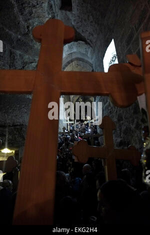 Jerusalem, Israel. 10. April 2015. Serbische orthodoxe christliche Pilger tragen Holzkreuze während Karfreitags-Prozession in der Kapelle der Erfindung des Heiligen Kreuzes im Inneren der Kirche Grabeskirche in der Altstadt von Jerusalem am 10. April 2015. Christen auf der ganzen Welt Gedenken Veranstaltungen rund um die Kreuzigung von Jesus Christus, im Vorfeld seiner Auferstehung am Ostersonntag. Bildnachweis: Eddie Gerald/Alamy Live-Nachrichten Stockfoto