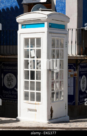 Seltene, alte und Vintage "K3" konkrete traditionelle Telefon Box Boxen Kiosk Telefonzelle K 3 in Sintra, in der Nähe von Lissabon. Portugal. Stockfoto