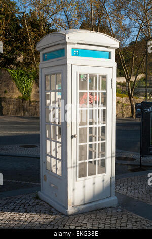 Seltene, alte und Vintage "K3" konkrete traditionelle Telefon Box Boxen Kiosk Telefonzelle K 3 in Sintra, in der Nähe von Lissabon. Portugal. Stockfoto