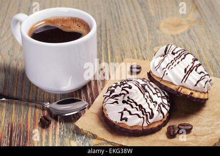 Cookies mit Sahne und Kaffee Tasse auf alten Holztisch Stockfoto
