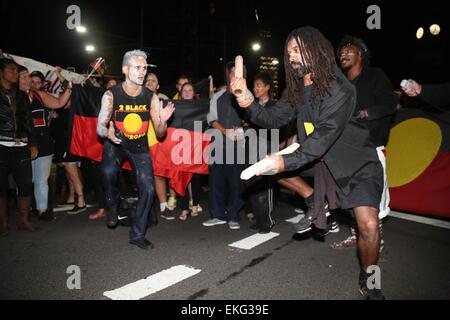 Sydney, Australien. 10. April 2015. Hunderte von Menschen protestierten gegen die erzwungene Schließung des remote Aborigine-Gemeinden. Lautsprecher adressiert die Rallye Belmore Park, nahe dem Hauptbahnhof, bevor Demonstranten entlang der Pitt Street, Lee Street und Regent Street, The Block in Redfern marschierten. Polizei hielt ein Auge auf dem Vormarsch, die ganz friedlich mit einigen Zwischenstationen auf dem Weg zum Tanzen und Lautsprecher weitergegeben. Bildnachweis: Richard Milnes/Alamy Live-Nachrichten Stockfoto