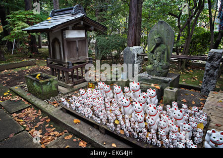 Japan, Honshu-Insel, Kanto, Tokio, Maneki-Neko Katze. Stockfoto