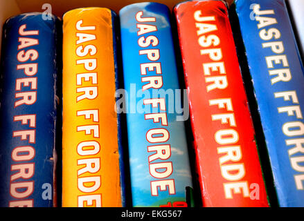 Hardcover Bücher von Jasper Fforde auf einem Bücherregal Stockfoto
