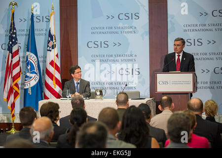 061314: Washington DC - CBP Kommissar R. Gil Kerlikowske sprach über seine ersten 100 Tage als Kommissar der Zoll- und Grenzschutzbehörde am Center for Strategic &amp; International Studies (CSIS). Kommissar Kerlikowske nahmen auch Fragen aus dem Publikum.   Josh Denmark Stockfoto