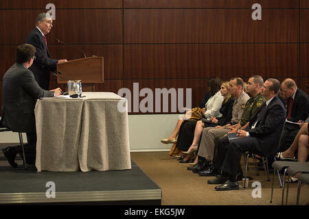 061314: Washington DC - CBP Kommissar R. Gil Kerlikowske sprach über seine ersten 100 Tage als Kommissar der Zoll- und Grenzschutzbehörde am Center for Strategic &amp; International Studies (CSIS). Kommissar Kerlikowske nahmen auch Fragen aus dem Publikum.   Josh Denmark Stockfoto