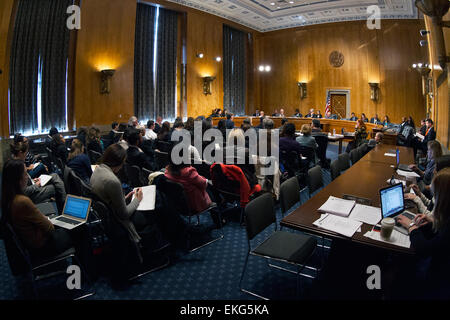 Am 19. November 2014 sagte der CBP-Kommissar R. Gil Kerlikowske bei einer Anhörung im Senat über die Bereitschaft und Reaktion der USA auf Bedrohungen der öffentlichen Gesundheit aus. Im Mittelpunkt der Anhörung stand die Bereitschaft der Bundesbehörden, einschließlich Zoll- und Grenzschutz, solche Herausforderungen zu bewältigen. Foto von Donna Burton. Stockfoto