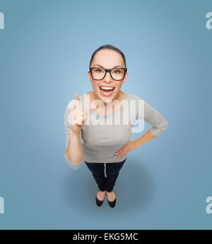 asiatische Frau in Brillen mit finger Stockfoto