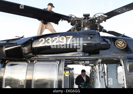 012511: Tucson, AZ - US Customs and Border Protection, Office of Air und Marine Personal führen eine Vorflugkontrolle auf einem Black Hawk-Hubschrauber.  Donna Burton Stockfoto