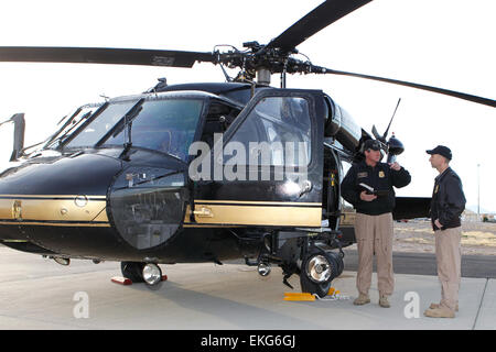 012511: Tucson, AZ - US Customs and Border Protection, Office of Air und Marine Personal führen eine Vorflugkontrolle auf einem Blackhawk-Hubschrauber.  Donna Burton Stockfoto