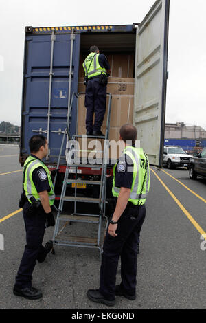 UNS Customs and Border Protection Stabsoffiziere Inspektion von Fahrzeugen bei der Einreise in Seattle, Washington durchzuführen.  Donna Burton Stockfoto